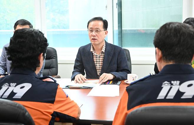 이형일 부총리 겸 재정경제부 장관이 27일 추석연휴 마지막 날, 경제현안간담회 직전소방안전 및 긴급구조 점검을 하고자 서울 동작구 동작소방서를 방문해 관계자로부터 소방안전관리 현황을 청취하고 있다. / 사진: 재정경제부