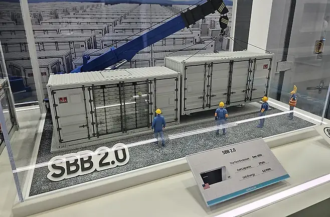 삼성SDI가 미국 시장 ESS 공략을 위해 만든 모듈형 솔루션 ‘삼성배터리박스(SBB) 2.0’의 축소 모형. 사진=연합뉴스
