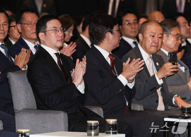 왼쪽부터 구광모 LG 회장, 최휘영 문체부 장관, 구자은 LS 회장, 조현 외교부 장관 (사진=뉴스1)
