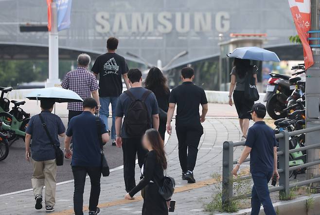 경기 수원시 영통구 삼성전자 수원캠퍼스에서 디바이스경험(DX)부문 직원들이 반도체(DS)부문과의 성과급 격차에 항의하기 위해 검은 옷을 입고 출근하고 있다. /뉴스1