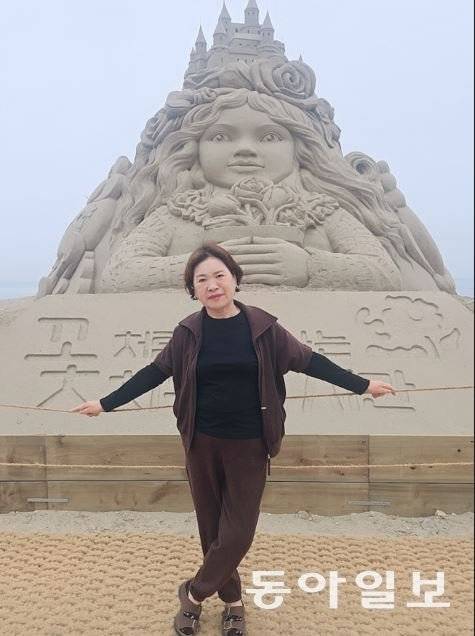 김려원 씨가 올봄 충남 태안 모래조각 페스티벌 현장을 찾아 한 작품 앞에서 포즈를 취했다.