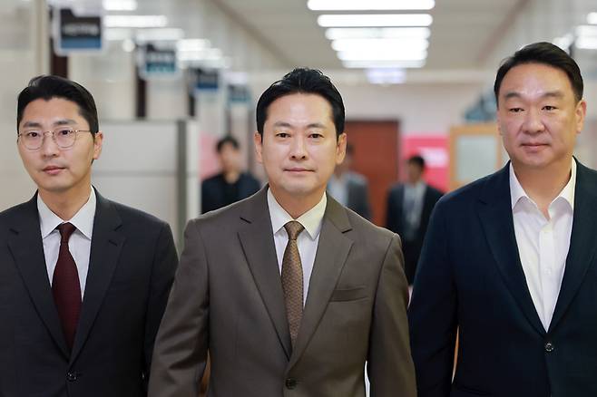 ▲ 국민의힘 장동혁 대표가 27일 국회에서 농지 전수조사, 비무장지대(DMZ) 지뢰폭발 추정 사고 등 현안과 관련해 기자회견을 하기 위해 회견이 준비된 회의실로 향하고 있다. 연합뉴스