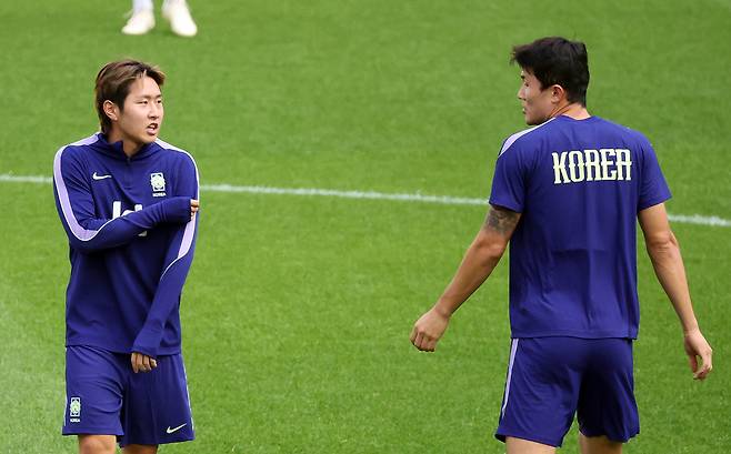 대한민국 축구대표팀 이강인과 김민재(오른쪽)가 우루과이와의 평가전을 하루 앞둔 27일 서울 마포구 서울월드컵경기장에서 공식 훈련 중 대화를 나누고 있다. 뉴스1