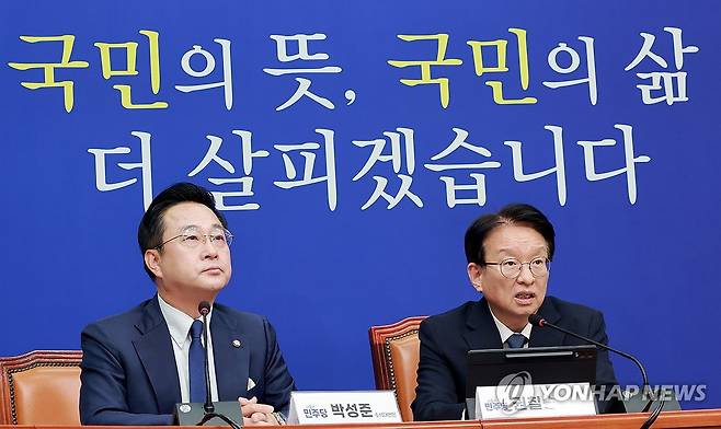민주당 추석민심 기자간담회 (서울=연합뉴스) 신현우 기자 = 더불어민주당 권칠승 정책위의장과 박성준 수석대변인이 27일 국회에서 추석민심 기자간담회를 하고 있다. 2026.9.27 nowwego@yna.co.kr