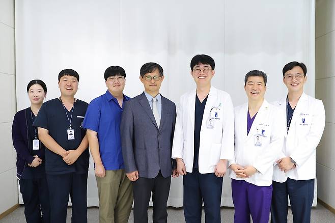척추 수술 후 X-ray 분석 AI 기술을 공동 개발한 한동대 딥러닝 연구실과 에스포항병원 연구진. /한동대 제공