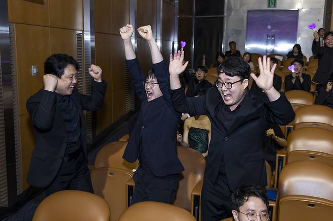 지난 1일 열린 제10회 전국 발달장애인 음악축제에서 대상을 수상한 남산ART 오케스트라 단원들이 환호하고 있다. 대구남산복지재단 제공