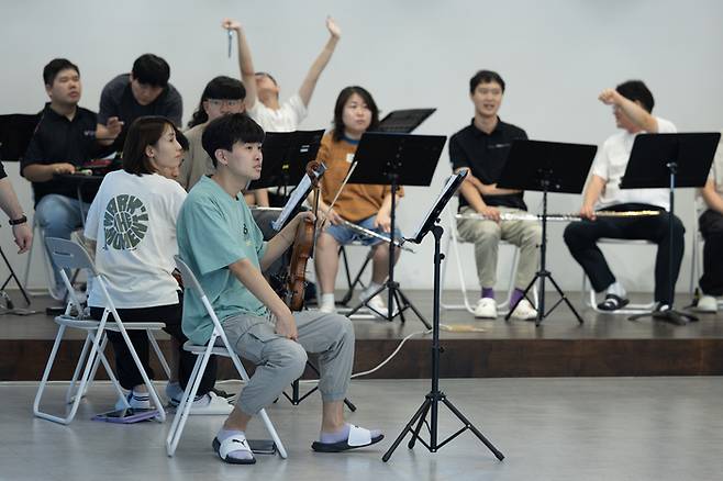 지난 15일 대구남산복지재단 건물 연습실에서 남산ART 오케스트라 단원들이 연습하고 있다. 정수민기자
