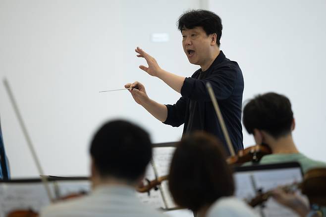 지난 15일 대구남산복지재단 건물 연습실에서 박철하 지휘자가 지휘하고 있다. 정수민기자