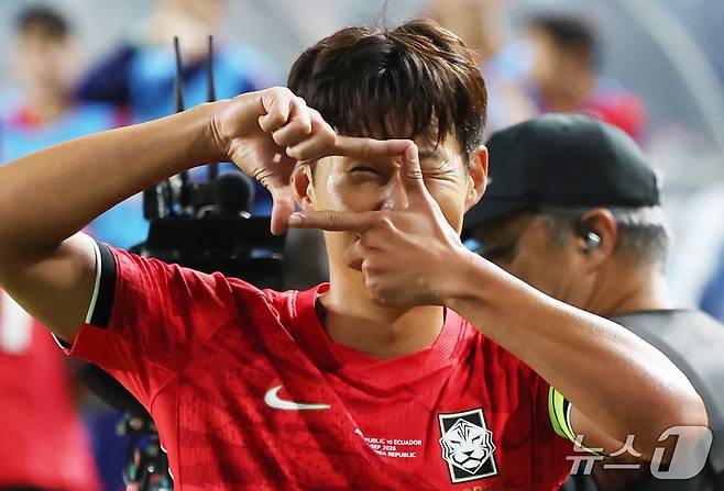 24일 경기 수원시 팔달구 수원월드컵경기장에서 열린 축구 국가대표 평가전 대한민국과 에콰도르의 경기, 손흥민이 득점을 한 뒤 세리머니를 하고 있다. 2026.9.24 ⓒ 뉴스1 김영운 기자