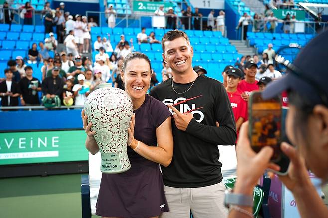 테니스 선수 출신인 남동생 케이드가 누나의 우승을 축하해 주고 있다. WTA
