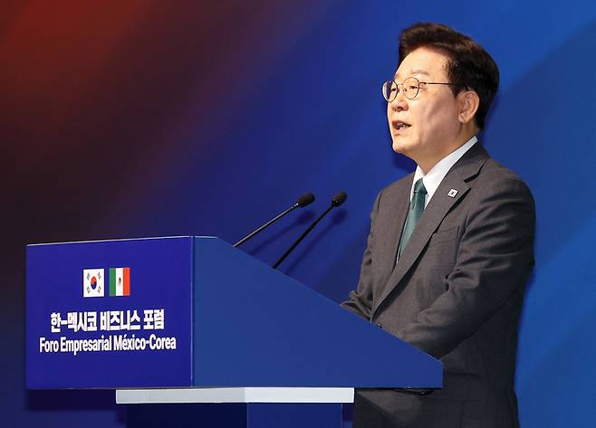 이재명 대통령이 25일(현지시간) 멕시코시티 월드트레이드센터에서 열린 한-멕시코 비즈니스 포럼에서 축사하고 있다. 연합뉴스