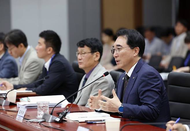 박수현 충남지사(맨 오른쪽)가 28일 충남도청 대회의실에서 열린 '실국별 AI 과제 발굴 보고회'를 주재하고 있다. 충남도 제공