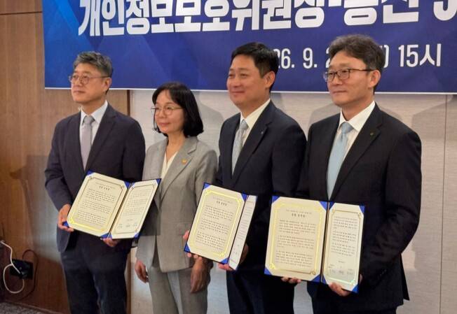 정재헌 에스케이(SK)텔레콤 대표·홍범식 엘지(LG)유플러스 대표·박윤영 케이티(KT) 대표(사진 왼쪽부터)가 28일 서울 중구 한국프레스센터에서 송경희 개인정보보호위원장과 만나 ‘국민이 신뢰하는 인공지능·디지털 사회를 위한 공동 선언문’을 발표했다. 공동취재사진