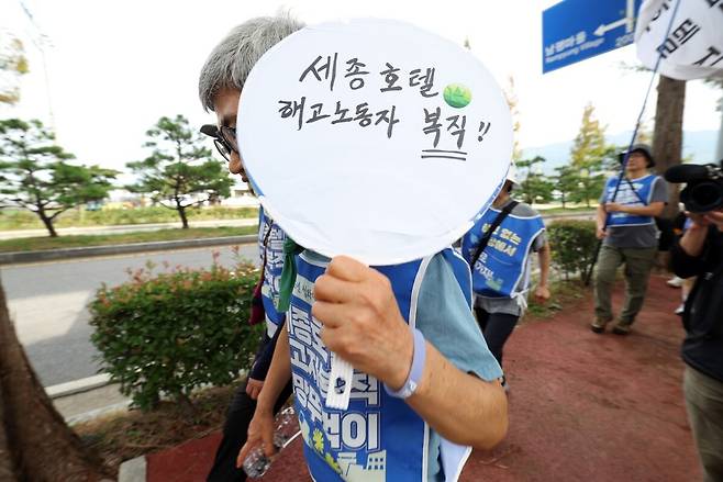 ‘세종호텔 복직으로 가는 희망뚜벅이’를 제안한 김진숙 민주노총 부산지역본부 지도위원이 28일 오후 경남 양산시 호포역에서 원동역 방향으로 행진하며 ‘세종호텔 해고노동자 복직’이라고 적힌 부채를 들고 있다. 김영원 기자