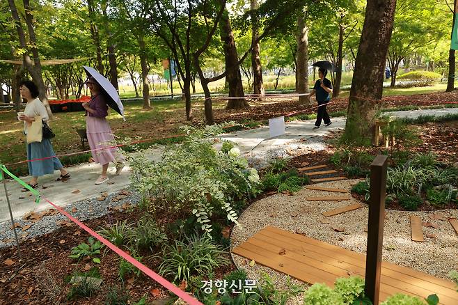 서울국제정원박람회 개막을 앞둔 28일 서울 양재동 매헌시민의숲을 찾은 시민들이 조성된 정원길을 걷고 있다. 2026.9.28. 정지윤 선임기자