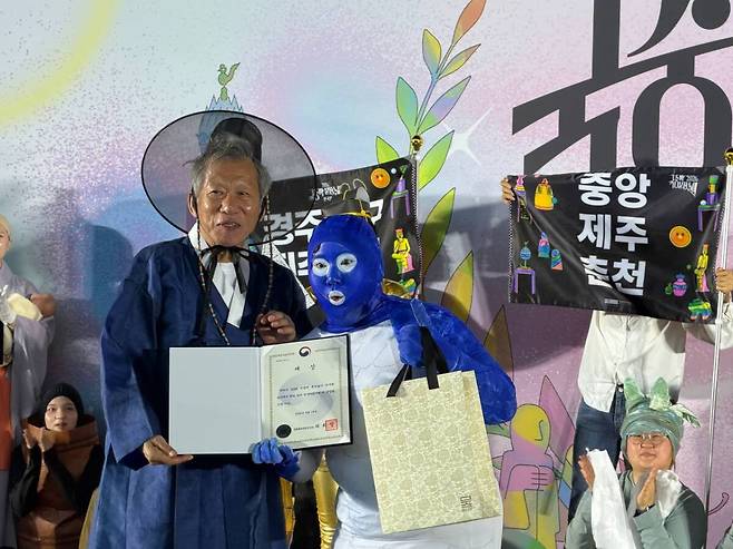 19일 서울 용산구 국립중앙박물관에서 열린 '국중박 분장놀이' 결선 시상식 모습. 왼쪽은 유홍준 국립중앙박물관장, 오른쪽은 대상 수상자인 전은슬 씨. 연합뉴스