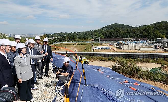 추미애지사, 군부대 오염토 정화사업 현장 방문 (고양=연합뉴스) 김병만 기자 = 추미애 경기도지사가 28일 경기 고양시 군부대 오염토 정화사업 현장을 점검하고 있다. 2026.9.28 kimb01@yna.co.kr