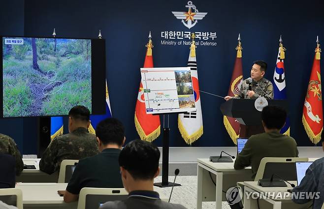 자료 설명하는 양진혁 합참 작전부장 (서울=연합뉴스) 최재구 기자 = 양진혁 합동참모본부 작전부장이 28일 서울 용산구 국방부에서 열린 '비무장지대 지뢰 추정 폭발 사고' 관련 브리핑에서 관련 자료를 설명하고 있다. 2026.9.28 jjaeck9@yna.co.kr