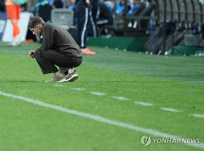 네번째 실점에 주저앉은 모레노 (서울=연합뉴스) 신준희 기자 = 28일 서울월드컵경기장에서 열린 축구 대한민국과 우루과이의 평가전.
한국 모레노 감독이 네번째 골을 허용한 뒤 주저앉아 있다. 2026.9.28 hama@yna.co.kr