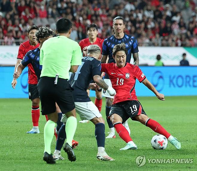끝까지 열심히 (서울=연합뉴스) 신준희 기자 = 28일 서울월드컵경기장에서 열린 축구 대한민국과 우루과이의 평가전.
한국 이강인이 공격을 하고 있다. 2026.9.28 hama@yna.co.kr
