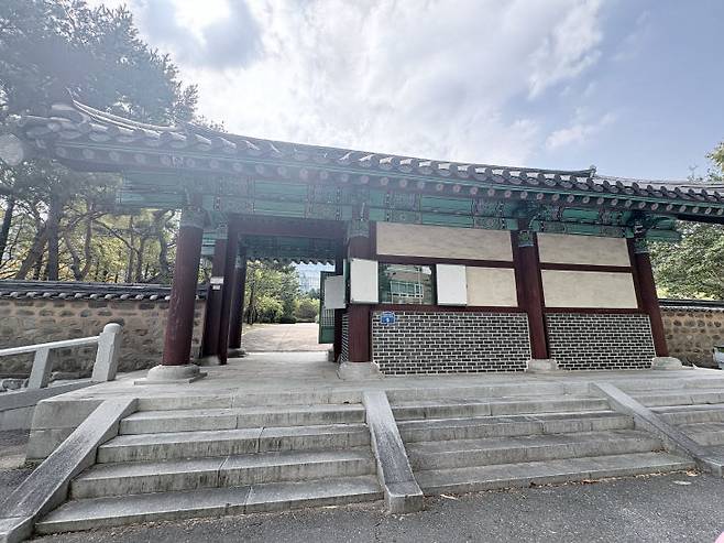 둔산선사유적지 입구와 안내소, 담장 등이 조선식 기와로 조성돼 있다./사진=최화진 기자