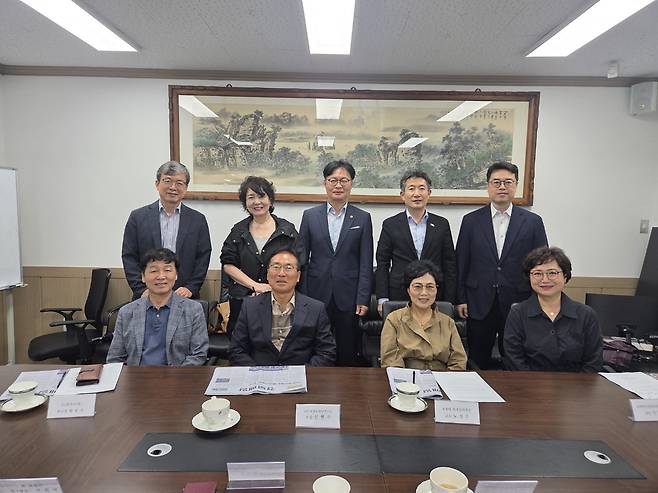 경북매일신문 독자권익위원회 2026년 9월 정례회의가 29일 포항 본사 회의실에서 열린 가운데 최정암 편집국장과 서진국 위원장을 비롯한 독자권익위원들이 기념촬영을 하고 있다. /윤희정기자 hjyun@kbmaeil.com