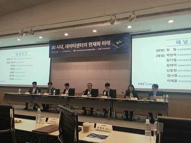 한국경제인협회(이하 ‘한경협’)는 송기헌 국회 과학기술정보방송통신위원회(이하 ‘과방위’) 위원장과 공동으로29일 FKI타워 컨퍼런스센터에서 「AI 시대, 데이터센터의 현재와 미래」세미나를 열고, 글로벌 정책 동향과 국내 데이터센터 산업의 발전 과제를 논의했다. 사진은 패널토의 모습.심화영기자