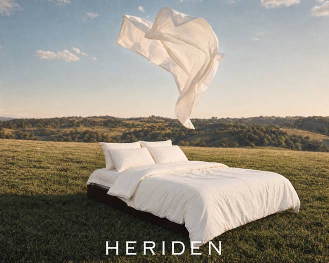 ▲오는 10월 5일 GS샵이 첫 선보이는 프리미엄 침구 PB 헤리든(HERIDEN) '삶아 쓰는 양모 100% 침구세트'. 침구·침대는 실사고, 배경은 생셩형 인공지능(AI)를 활용했다. 사진=GS샵