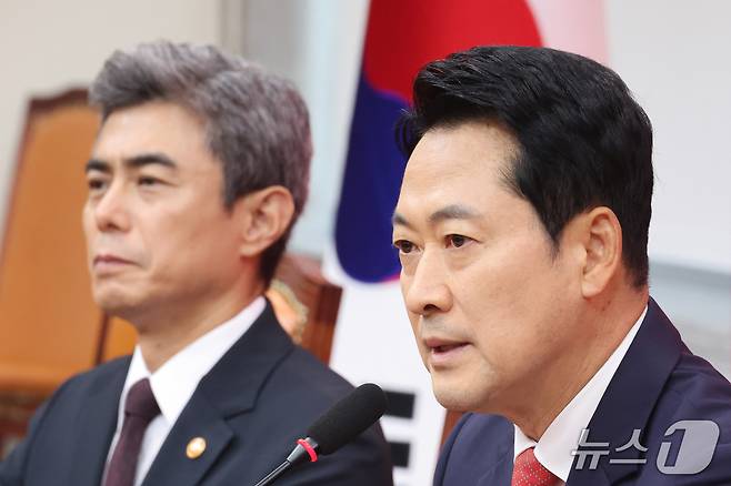 장동혁 국민의힘 대표가 28일 서울 여의도 국회에서 강신철 신임 국방부 장관을 접견하며 인사말을 하고 있다. 2026.9.28 ⓒ 뉴스1 신웅수 기자