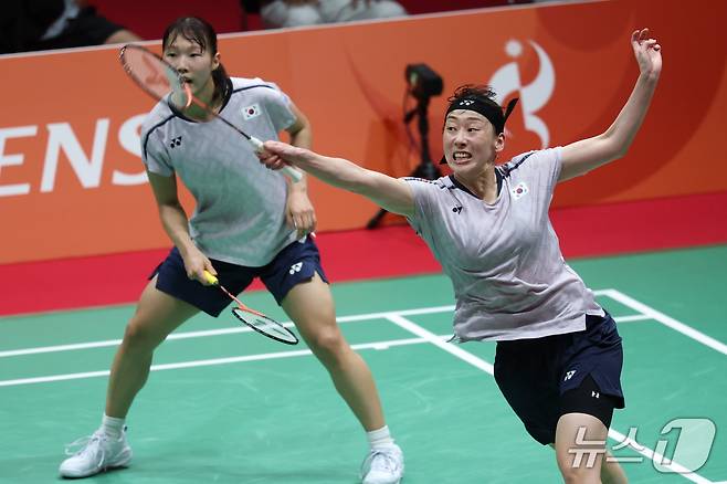 대한민국 이소희, 백하나가 29일 일본 이치노미야 시립체육관에서 열린 2026 아이치·나고야 아시안게임 배드민턴 여자 복식 결승전에서 중국 탄닝, 류성수와 맞대결을 펼치고 있다. 2026.9.29 ⓒ 뉴스1 안은나 기자