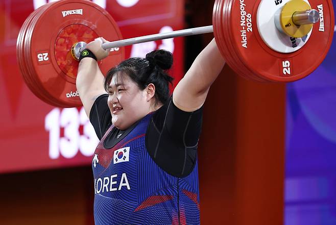 역도 박혜정이 29일 일본 아이치현 나고야 중소기업진흥회관에서 열린 2026 아이치·나고야 아시안게임 여자 역도 86㎏ 이상급 경기 결승에서 인상 3차 시기 133kg을 성공하고 있다. 사진 | 나고야=연합뉴스