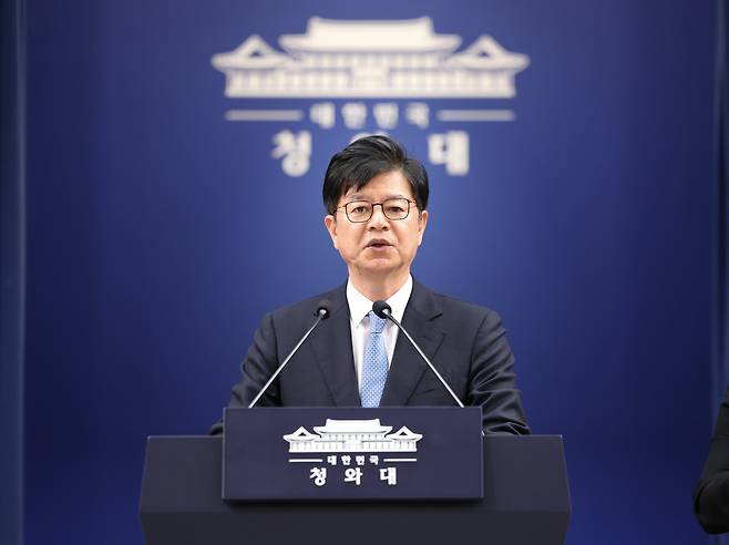 성기홍 홍보소통수석이 15일 청와대 춘추관에서 이재명 대통령 기자회견 일정 관련 브리핑을 하고 있다./뉴스1