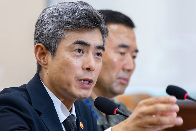 강신철 국방부 장관이 29일 국회 국방위원회에서 열린 DMZ 지뢰 추정 폭발사고 현안 질의에 참석해 DMZ 사고 관련 의원 질의에 답하고 있다. /연합뉴스