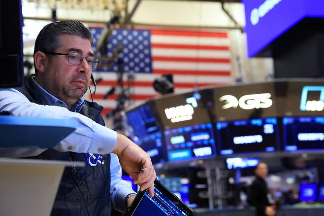 뉴욕증권거래소(NYSE)에서 한 트레이더가 29일(현지시각) 미국 뉴욕증권거래소(NYSE) 거래장에서 업무를 보고 있다./로이터연합뉴스