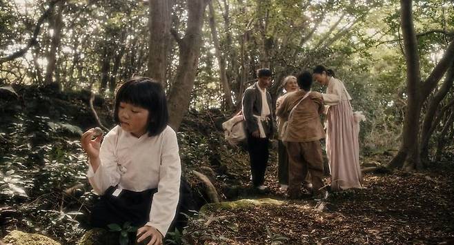 제주 동광리에 사는 여덟 살 소녀의 시선으로 제주4·3의 기억을 풀어낸 김은서 감독의 ‘보물찾기’. 잃어버린 것을 되찾기 위해 ‘노래하는 돌’을 찾아가는 과정에서 아이가 미처 이해하지 못하는 4·3의 비극과 마주한다. 사진=KMDb 한국영화데이터베이스