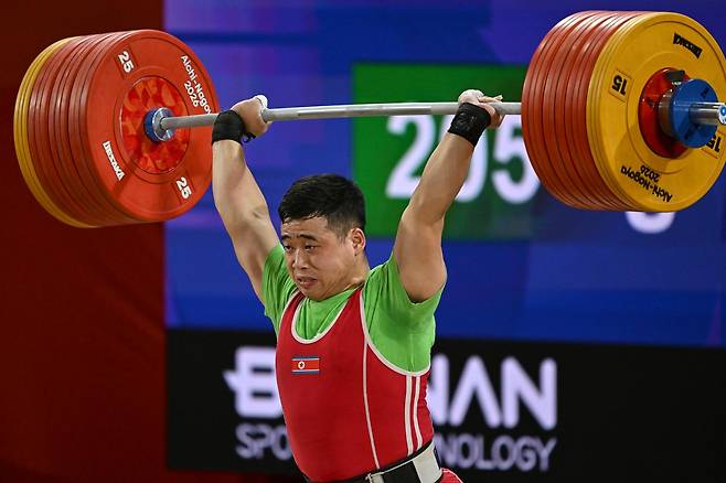 북한 로광렬이 28일 일본 나고야시 중소기업진흥회관에서 열린 2026 아이치·나고야 아시안게임 역도 남자 85㎏급 용상 2차 시기에서 214㎏에 도전하고 있다. 로광렬은 이 시기에 실패했지만 3차 시기에서 같은 무게를 들어 올려 용상 214㎏, 합계 379㎏의 세계신기록으로 금메달을 차지했다. 나고야=하상윤 기자