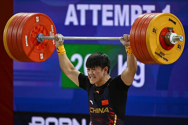 중국 천순난이 28일 일본 나고야시 중소기업진흥회관에서 열린 2026 아이치·나고야 아시안게임 역도 남자 85㎏급 용상 2차 시기에서 208㎏을 들어 올리고 있다. 천순난은 3차 시기에서 211㎏으로 용상 세계신기록을 세웠지만 북한 로광렬이 곧바로 214㎏을 들며 기록을 넘어서 합계 374㎏으로 동메달을 땄다. 나고야=하상윤 기자