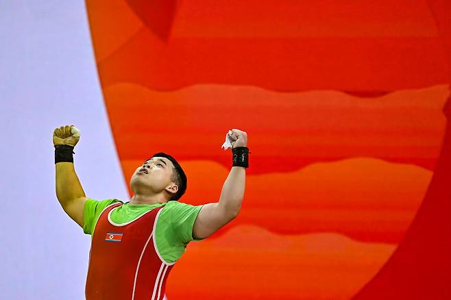 북한 로광렬이 28일 일본 나고야시 중소기업진흥회관에서 열린 2026 아이치·나고야 아시안게임 역도 남자 85㎏급 용상 3차 시기에서 214㎏을 성공시킨 뒤 하늘을 올려다보고 있다. 로광렬은 이 시기로 용상 214㎏, 합계 379㎏의 세계신기록을 세우며 금메달을 확정했다. 나고야=하상윤 기자