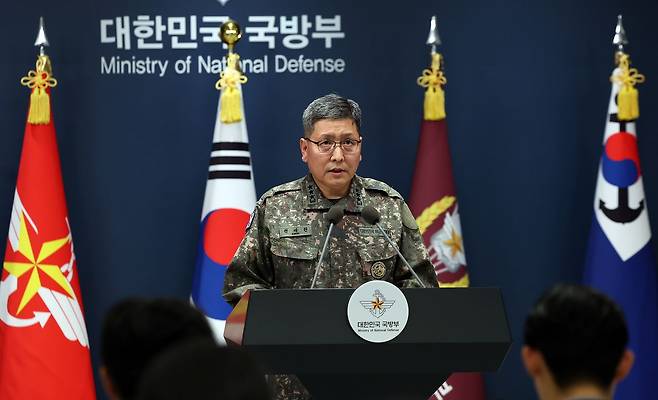 권대원 합동참모본부 차장이 28일 서울 용산구 국방부 브리핑실에서 DMZ 지뢰 추정 폭발 상황 관련 중간 조사 브리핑을 하고 있다. 뉴스1