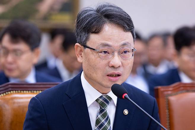 박은식 산림청장이 지난달 26일 서울 여의도 국회에서 열린 제438회 국회(임시회) 농림축산식품해양수산위원회 제1차 전체회의에 출석해 의원 질의에 답하고 있다. 뉴스1