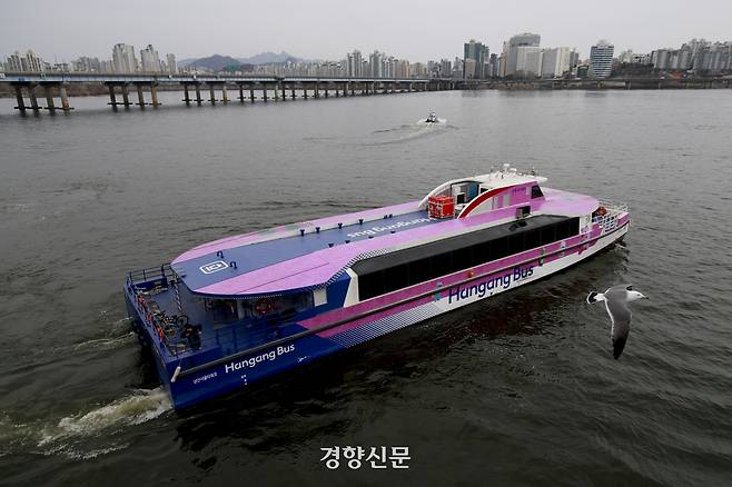 지난 3월1일 서울 여의도 선착장에서 서울 한강버스 운행이 재개되고 있다. 문재원 기자