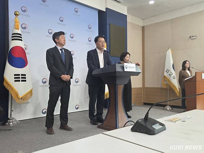 한국전력 관계자가 29일 정부서울청사에서 열린 ‘전력망 혁신대책’ 브리핑에서 관련 내용을 설명하고 있다. 박상미 기자