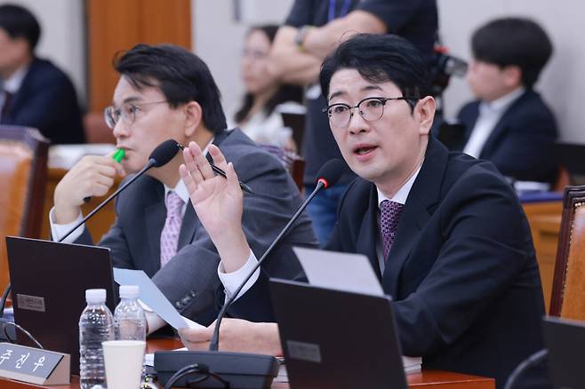 국민의힘 주진우 의원이 15일 국회 법제사법위원회에서 열린 김승원 법무부 장관 후보자 인사청문회에서 질의하고 있다. 연합뉴스