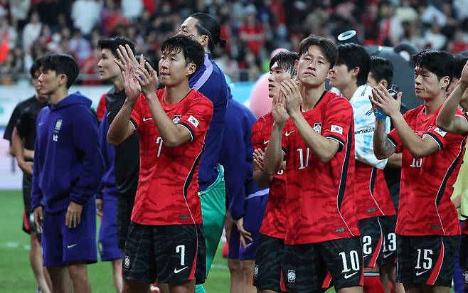 지난 28일 서울 마포구 서울월드컵경기장에서 열린 축구 국가대표팀 평가전 대한민국과 우루과이의 경기에서 1-4로 패배한 대한민국 손흥민을 비롯한 선수들이 관중석을 향해 인사하고 있다. 뉴스1