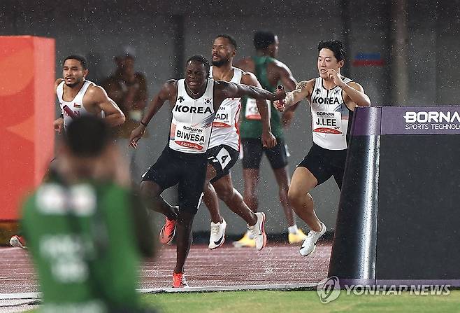 마지막 주자는 비웨사 (나고야=연합뉴스) 윤동진 기자 = 28일 일본 아이치현 나고야 미즈호 공원 육상 경기장에서 열린 2026 아이치·나고야 아시안게임 육상 남자 400m 계주 결선에서 대한민국 대표팀 비웨사 다니엘 가사마가 이재성으로부터 배턴을 넘겨받고 있다. 2026.9.28 mon@yna.co.kr