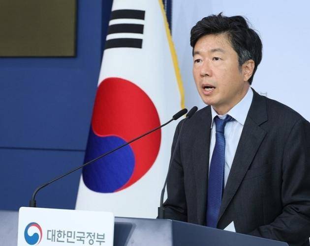 이재식 기후에너지환경부 전력망정책관이 29일 서울 종로구 정부서울청사 별관에서 재생에너지 발전 설비 용량을 2030년 100GW 이상 수용 가능하도록 한 전력망 혁신대책에 대해 브리핑하고 있다. /연합뉴스
