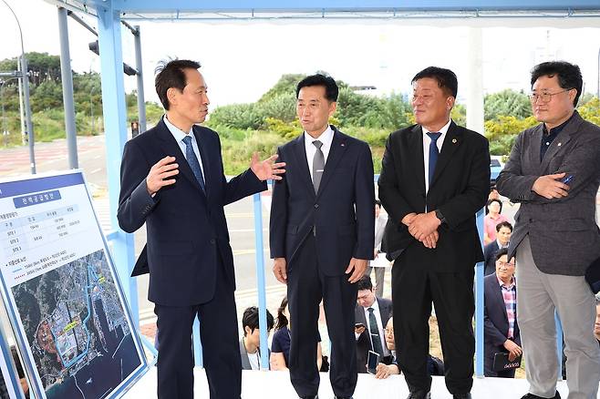 ◇‘120조 메가프로젝트’ 동해 AI데이터센터 현장 점검 및 간담회가 29일 동해 북평 제2일반산업단지 내 AI데이터센터 건립 예정 부지에서 우상호강원특별자치도지사, 이정학 동해시장, 황병소GS E&R 대표이사, 백윤현GS 동해전력 대표이사, 도현수GS AI인프라 대표이사 등 GS그룹 주요 관계자들이 참석한 가운데 열렸다.