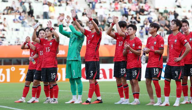 한국 축구대표팀이 30일 일본 오사카 나가이 스타디움에서 열린 2026 아이치·나고야 아시안게임 남자 축구 준결승 중국과의 경기에 출전, 2대1로 이기며 결승 진출을 확정한 직후 관중들에게 인사하고 있다. 연합뉴스