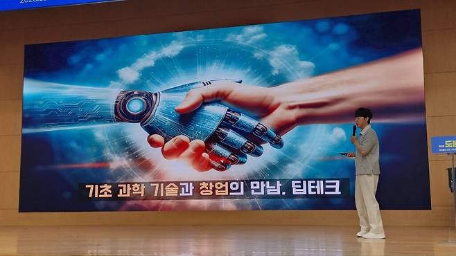 궤도는 테라노스와 알파폴드 사례를 비교하며 ‘창업’만으로 딥테크가 만들어지는 것은 아니라는 점을 강조했다. 기술의 가능성을 주장하는 것과 그 기술이 실제로 작동한다는 것을 입증하는 것은 전혀 다른 문제라는 것이다. (사진=테크42)