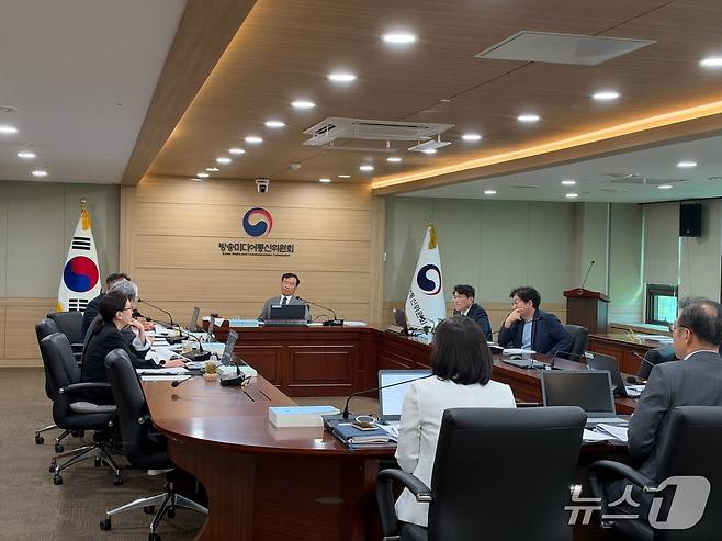 김종철 방송미디어통신위원장이 30일 경기도 과천시 정부과천청사 방송미디어통신위원회에서 열린 제39차 위원회 회의를 주재하고 있다. ⓒ 뉴스1 이민주 기자